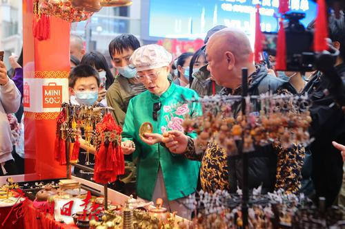 “石榴姐”逛广府庙会，赞叹非遗项目，最想推荐广府美食