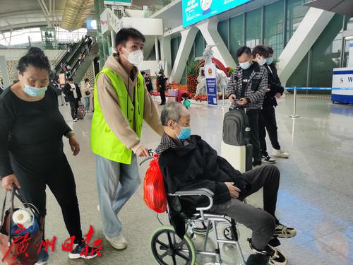 一抹志愿绿 温暖返程路