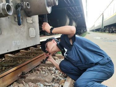 90后列车“洁净专家”