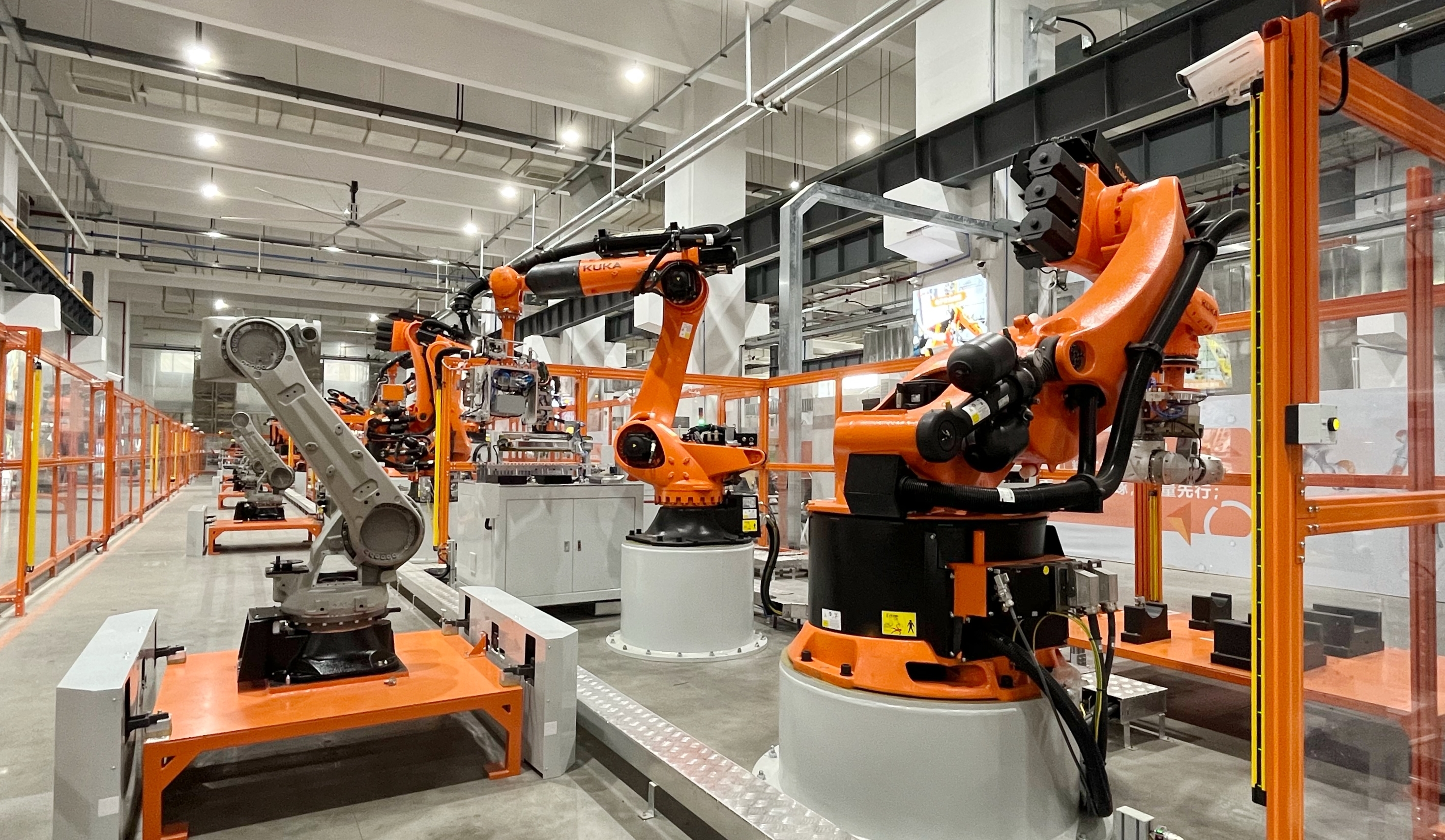 视频｜“未来工厂”来了？在佛山，机器人生产机器人成真了！