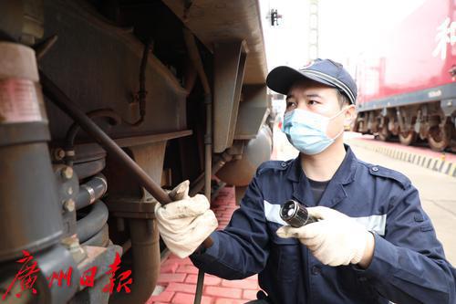 风雨中的机车检修人