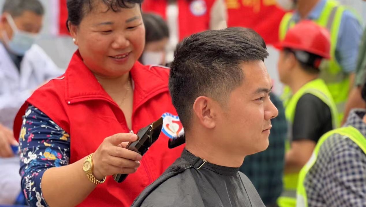 免费体检、义务理发……志愿服务走进工地现场，助力复工复产