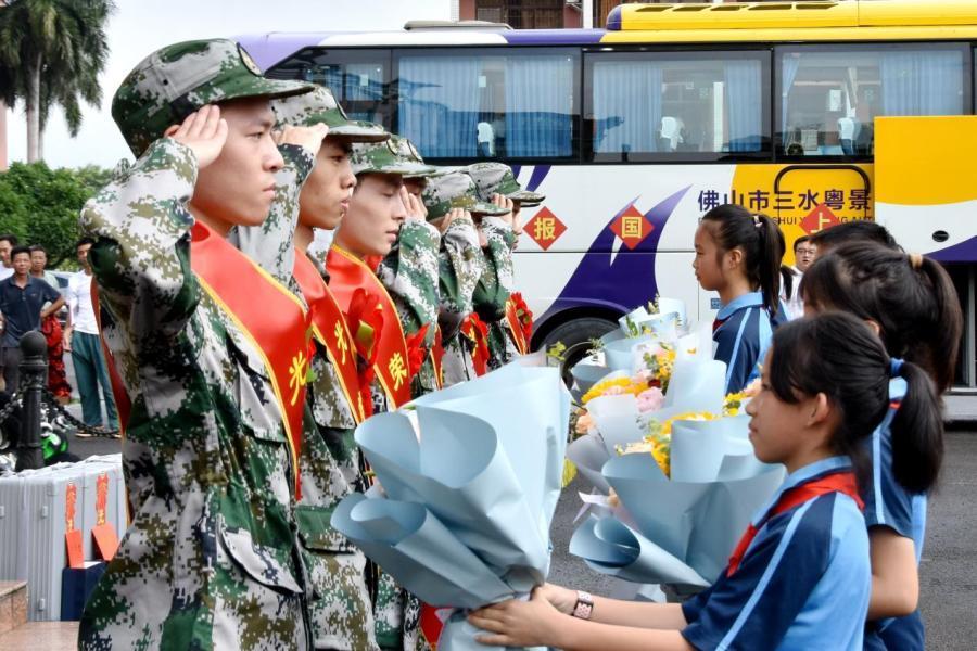 一朝戎装，一世荣光！三水芦苞镇欢送7名新兵入伍_广州日报大洋网