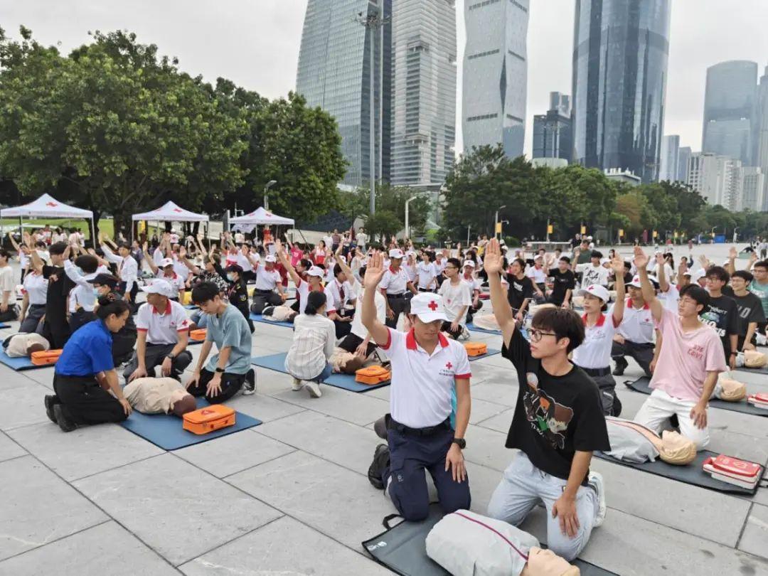 谈球吧体育在花城广场市民游客齐齐学习这些技能→(图1)