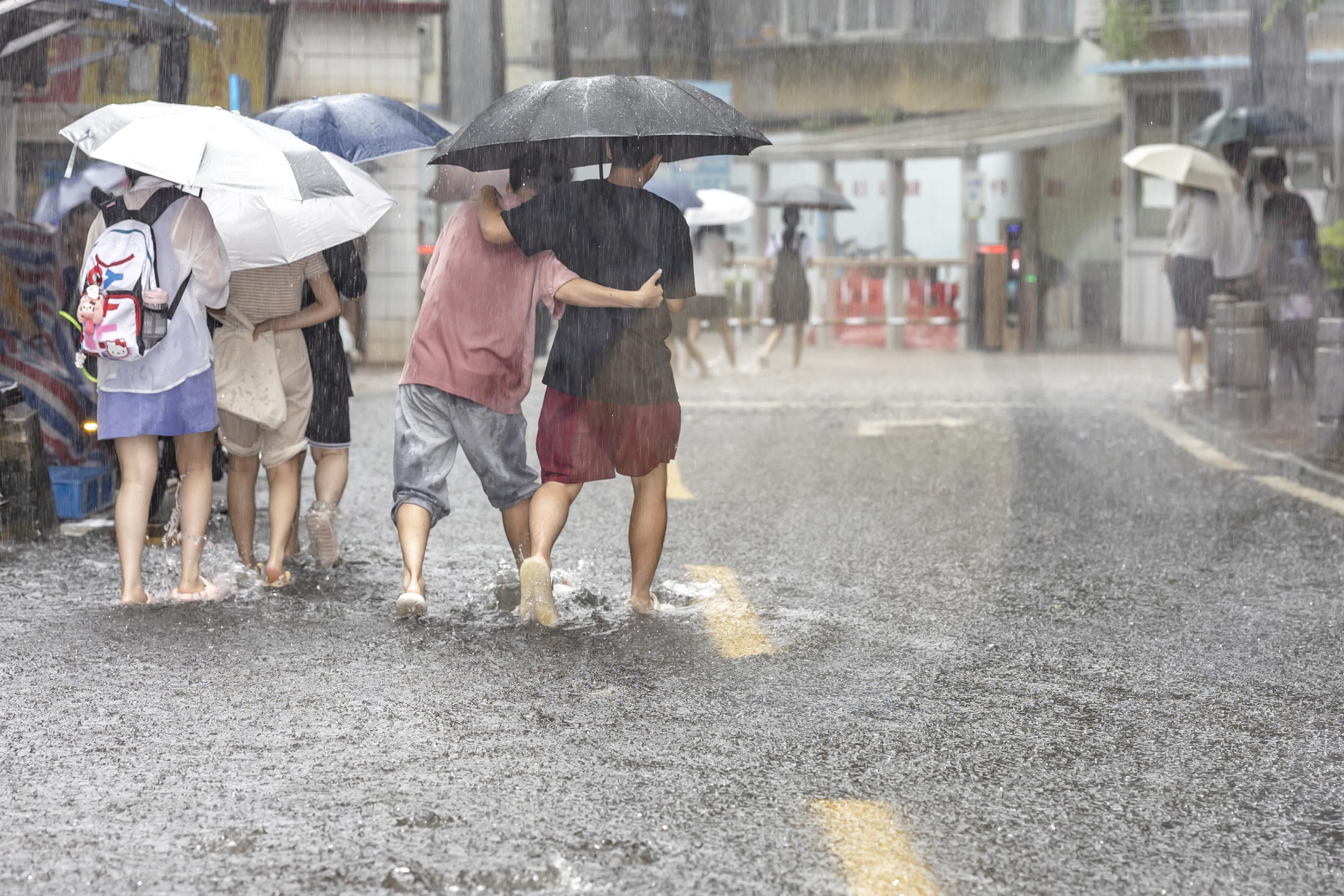 广州出现今年最强降雨过程 总台记者现场观察积水情况-荆楚网-湖北日报网