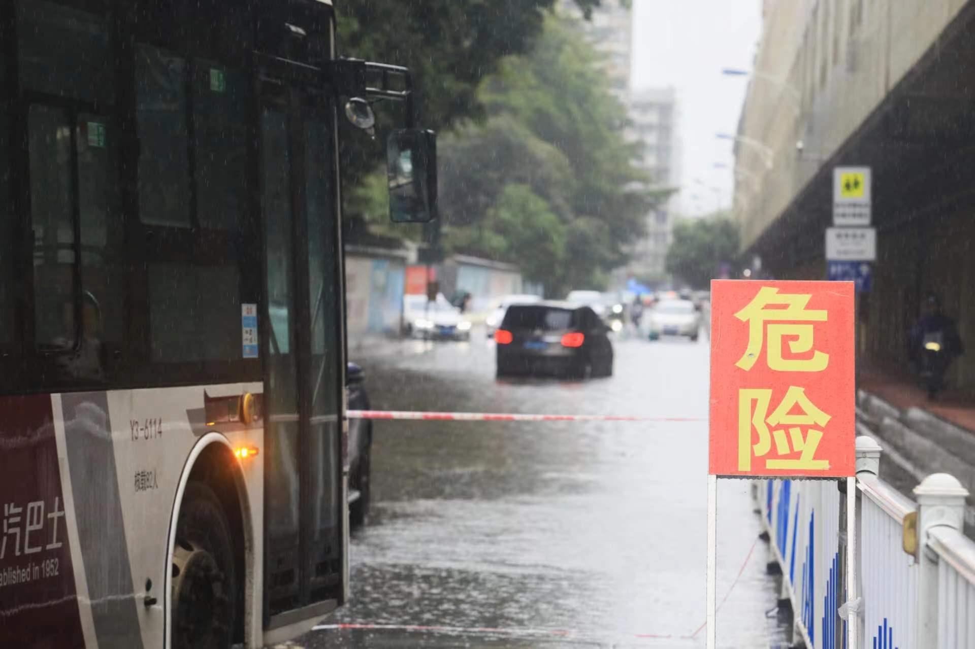 直击广州暴雨：多区发布暴雨预警信号，海珠、番禺部分路段现较深积水_广州日报大洋网