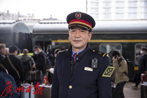视频｜龙年春节“龙”在岗，这名列车长今年60岁，职业生涯里参加了28年春运