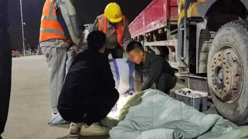 装卸工人不慎摔倒致头部受伤，中山海警执法员紧急救助