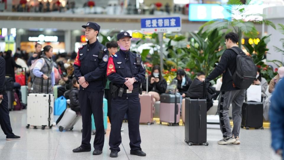 严打“盗抢骗”！广州铁警加强巡查防范守护旅客“钱袋子”