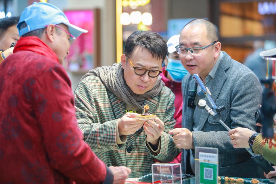 喜剧大师詹瑞文沉浸式逛广府庙会