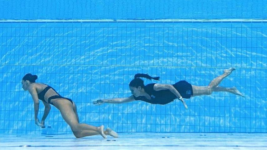 世锦赛惊魂一幕：美国花游女将泳池昏厥失去意识