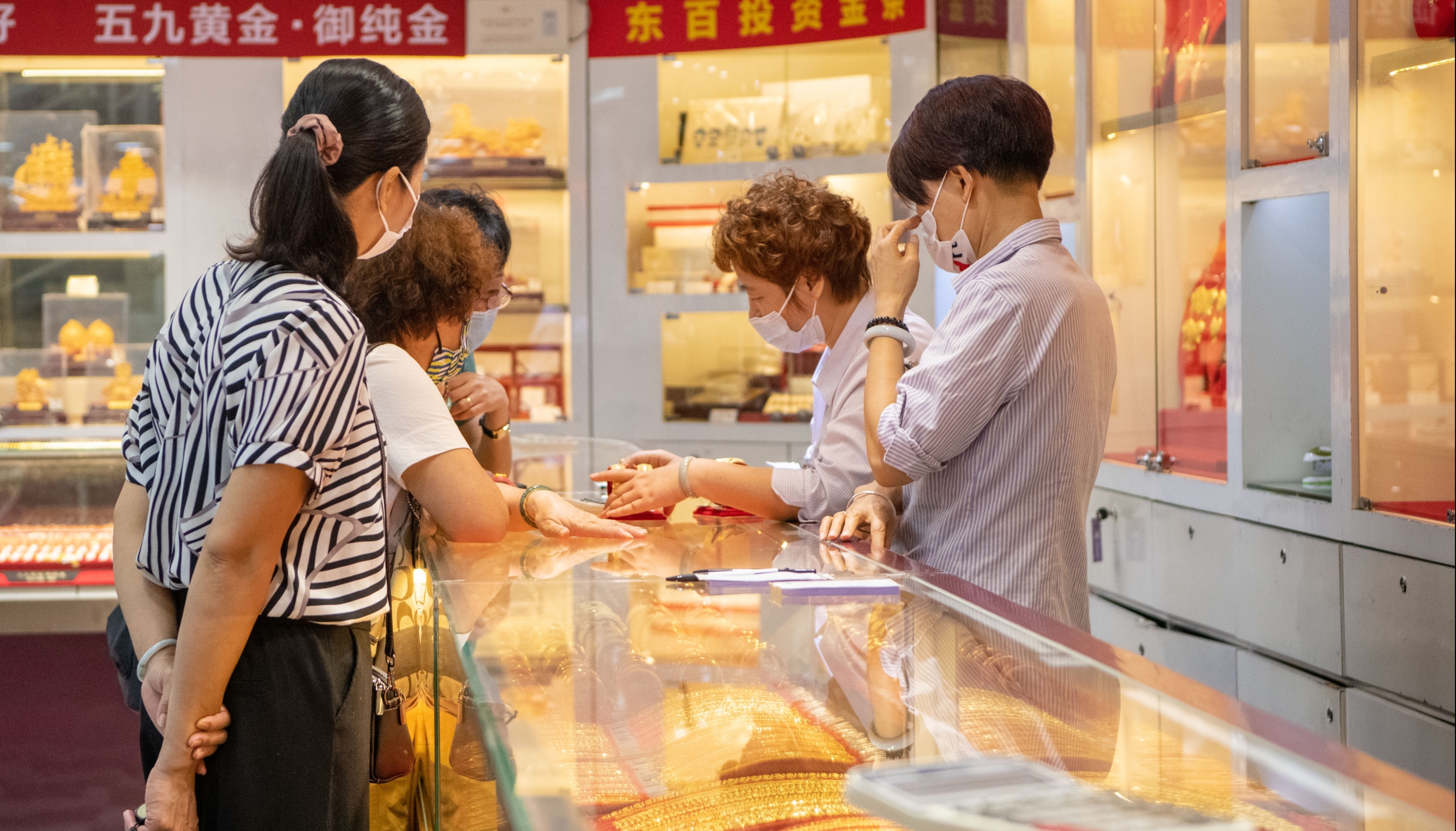 黄金继续飙升！纽约金主连涨至2020美元关口