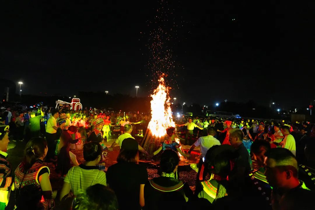 “火”力全开，“彝”起欢庆！龙穴街道举办首届新时代文明实践火把节联谊活动