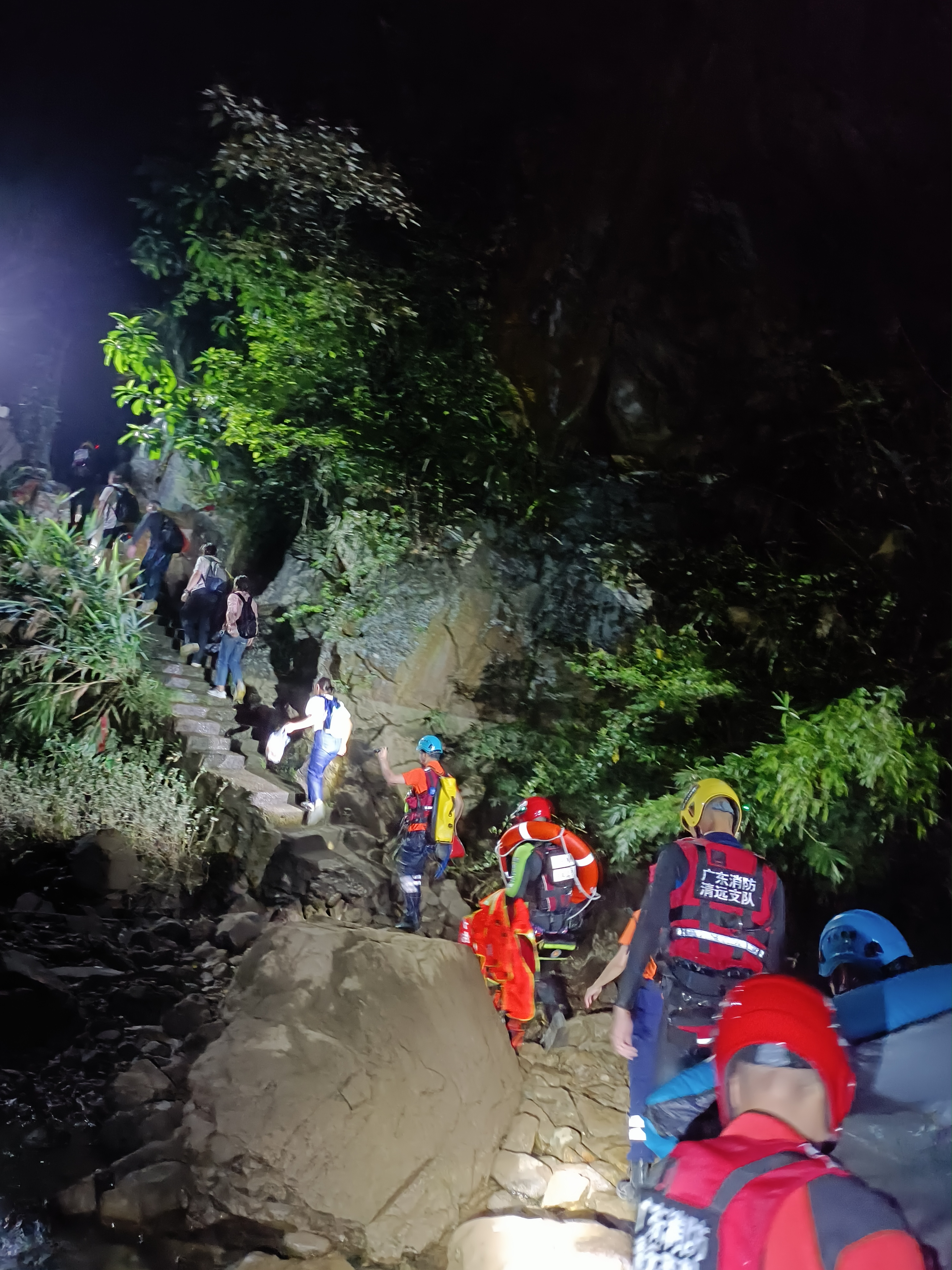 六名“驴友”登山被困溪谷，消防员翻山涉水成功营救