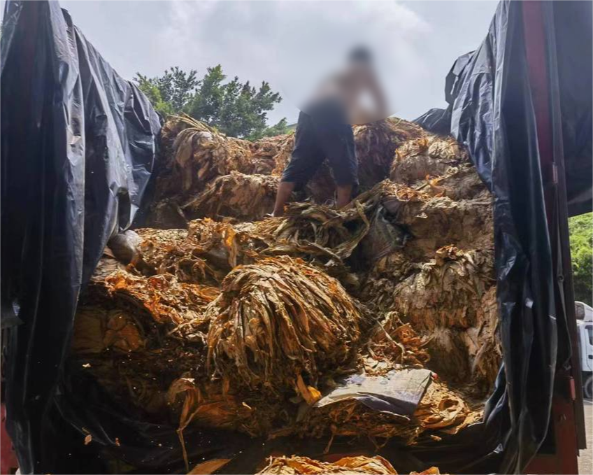 民警在乐广高速查获非法运输烟叶5870公斤