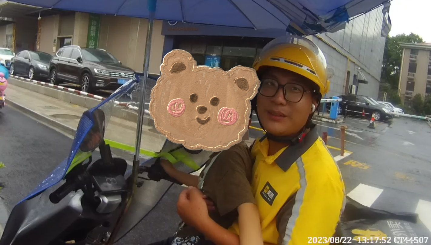 暴雨中的“守护神”：外卖小哥救下自闭症男孩