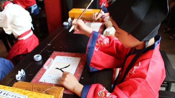 一年级新生“开笔礼”： 写好立德树人“第一笔”