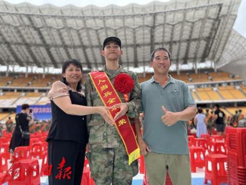 广州市2023年秋季新兵欢送仪式在海心沙举行