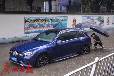 【天气】落雨大水浸街 涉水车停路中央