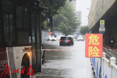 番禺洛浦普降大暴雨，社区及时排除水患