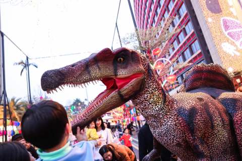 国庆假期“城市微度假” 打卡恐龙花灯和景区文化艺术去