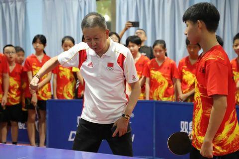 原国家队教练任国强到佛冈指导青少年乒乓球训练