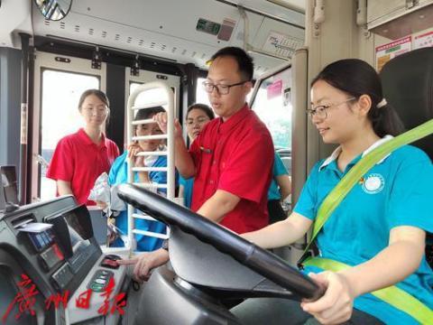 践行安全乘车 倡导绿色出行