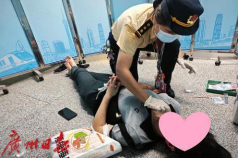 上班途中突发抽搐倒地，地铁车站及时救助化险为夷