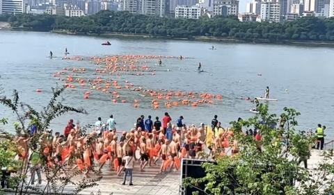 视频丨3000“泳士”搏浪北江！清城举办史上最大规模横渡北江活动