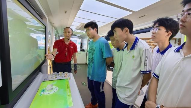 移动宣教车进校园，白云区同德街师生沉浸式体验应急救援